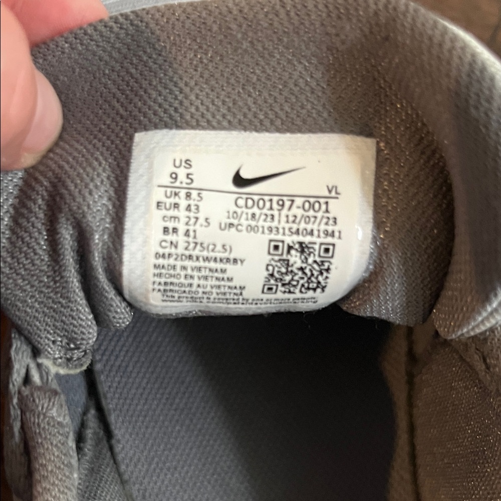 Size 9.5 Nike Men's Athletic Shoes in Gray - Picture 2 of 5